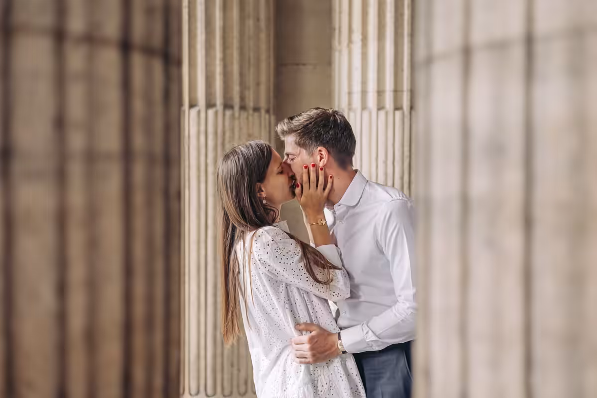 022-photographe-seance-engagement-paris-louvre
